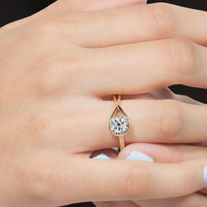 Anillo de compromiso de diamante de laboratorio al por mayor, oro puro de 14K/18K, diseño de bisel envolvente, anillo solitario, anillo de propuesta en forma de lágrima, regalo único - Product Image 4