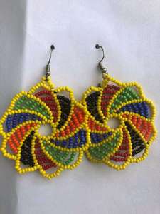 Boucles d'oreilles élégantes brodées de perles et légères, parfaites pour les tenues ethniques et décontractées, cadeaux uniques avec motif papillon - Product Image 2