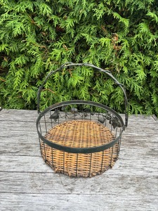 Magnifique panier à fruits en rotin, parfait pour une décoration intérieure naturelle et favorisant une bonne circulation de l'air pour les fruits frais. - Product Image 1
