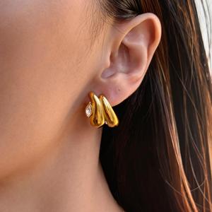 Pendientes Huggie Minimalistas de Lujo Plateados en Plata con Moissanita Corte Pera y Engaste de Garra, Joyería Unisex para Compromiso, Boda y Uso Diario - Product Image 1