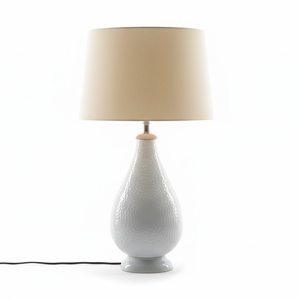 Lampe de table en céramique blanche de qualité supérieure avec base en forme de goutte d'eau à texture martelée et abat-jour en tissu beige doux pour salon moderne - Product Image 3