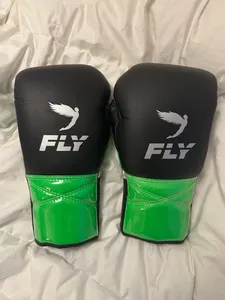 Guantes de Boxeo Profesionales Negros y Verdes de Cuero Vacuno Genuino con Acolchado Cómodo, Guantes de Combate Personalizados - Product Image 1