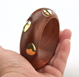 Bracelet artisanal en bois naturel avec accents en laiton en forme de goutte d'eau |   Bracelet en bois naturel léger - Product Image 3