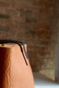 กระเป๋าโท้ทหนังแท้พร้อมโลโก้พิมพ์ตามสั่ง ซิปทำมือ ใช้ได้ทุกวัน กระเป๋าสะพายข้างผู้หญิง รุ่น LTB-0311 - Product Image 2