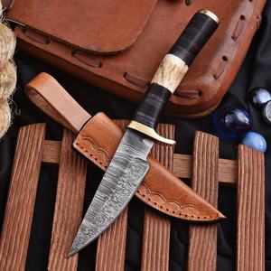 Cuchillo de caza de acero de Damasco forjado a mano UA Supplies, hoja fija con filo biselado y punta caída, mango de cuerno de ciervo y madera, con funda de cuero 10. - Product Image 1