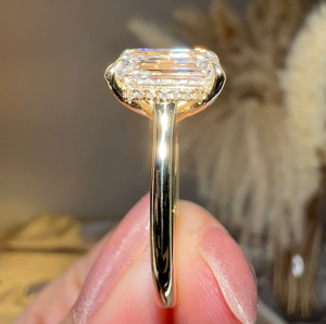 แหวนเพชรทองคำขาว 14k เพชรเพาะเลี้ยงในห้องปฏิบัติการ รับรองโดย IGI ทรงเหลี่ยมมรกต เครื่องประดับหรูหรา ประกายระยิบระยับเหนือกาลเวลา สวยงามวิจิตร - Product Image 5