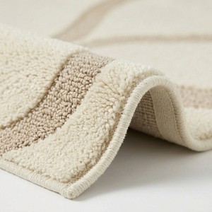 Tapis de bain en peluche rayé abstrait, beige ivoire, rectangulaire, antidérapant avec envers en latex, style moderne, tapis en coton tufté à poils moyens - Product Image 1