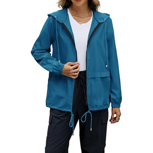 Veste coupe-vent légère, imperméable et pliable pour femme, avec capuche, idéale pour les activités de plein air, les voyages, la randonnée et la course à pied. - Product Image 2