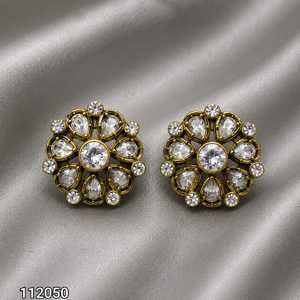 Pendientes de Moda Tradicionales Étnicos de Alta Calidad, Chapados en Oro, Aleación de Zinc, Zirconia, Imitación de Perla, Kundan, Jhumka, Maang Tikka - Product Image 1