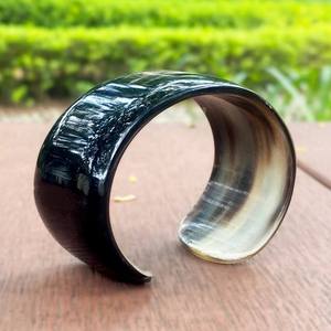 Brazalete de Cuerno de Búfalo Hecho a Mano, Pulido, en Blanco y Negro Natural, Joyería para Mujer, Accesorio de Moda Tradicional - Product Image 5
