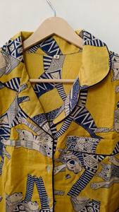 Ensemble de pyjama en coton jaune Sanganeri artisanal de qualité supérieure pour femmes, motif tigre, imprimé artisanal, élégant, séchage rapide - Product Image 2