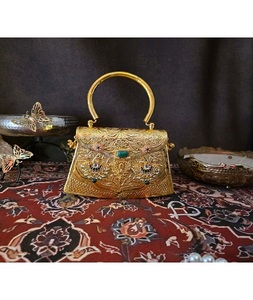 Mini Bolso de Mano Kundan de Latón, Chapado en Oro, Estilo Tradicional, para Uso Nocturno, con Cierre de Hebilla con Diamantes, F S International Uttar Pradesh - Product Image 1