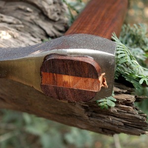 Hacha Vikinga Hecha a Mano THEWIZ CRAFTS con Espiga Plana, Hoja de Acero al Carbono Grabada, Mango de Madera Tallado con Runas Nórdicas y Patrón Vegvisir - Product Image 3