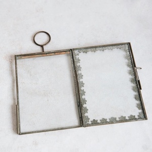 Cadre photo floral en laiton avec anneau de suspension et bordure ornée pour décoration murale, décoration intérieure et souvenirs spéciaux - Product Image 3