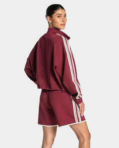 Ensemble survêtement femme streetwear avec veste courte zippée bordeaux à épaules tombantes et short rayé, personnalisable OEM en gros - Product Image 4