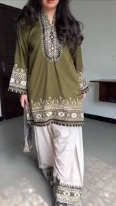 Ensemble prêt-à-porter en soie naturelle avec broderie de créateur, travail de sequins et miroirs faits à la main, haut et pantalon palazzo et dupatta. - Product Image 3