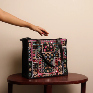 Sac fourre-tout en tissu brodé à la main, de qualité supérieure, de la marque Lemon Capri, fabriqué directement par un artisan indien, pour femmes, par Whimsy Art Craft. - Product Image 2