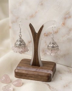 Boucles d'oreilles Jhumka indiennes traditionnelles Radheya Global, design dôme complexe, détails perlés, en quartz rose, anti-ternissement - Product Image 1