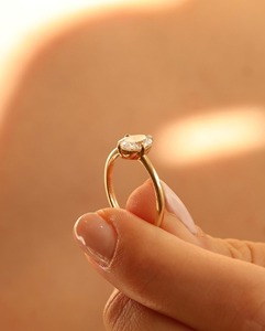 แหวนเพชรทรงรี 1 กะรัต เพชรเลี้ยงในห้องปฏิบัติการ ทองคำขาว 14K ตัวเรือนแบบ NSEW Compass Prong Setting ขนาด 1.6 มม. แหวนเพชรเม็ดเดี่ยวสำหรับผู้หญิง - Product Image 3