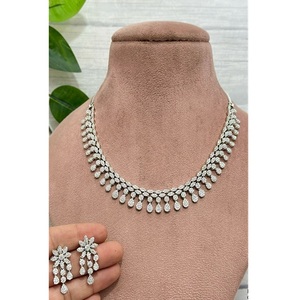 Magnifique ensemble collier et boucles d'oreilles en zircon blanc poli de qualité supérieure, plaqué argent, tendance, pour femme, idéal pour mariage ou soirée. - Product Image 1