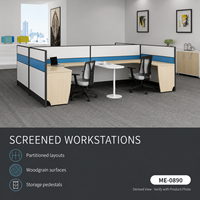 Bureau de travail commercial moderne en forme de L avec écran de séparation, dessus en bois veiné, cloisons bleues et pieds de rangement
