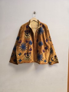 เสื้อแจ็คเก็ตกำมะหยี่สีทองพรีเมียมลายซูซานีสำหรับผู้หญิง ปักลายดอกไม้สีน้ำเงิน สไตล์ชาติพันธุ์โบฮีเมียน เสื้อคลุมดีไซน์เนอร์ ขายส่งส่งออก - Product Image 1