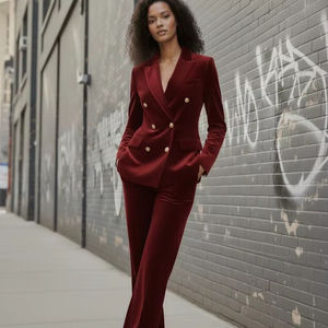 Ensemble de costume en velours rouge pour femmes, blazer et pantalon de luxe à double boutonnage, pantalon en velours sur mesure, tenue formelle pour mariage et soirée - Product Image 1