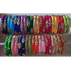 Conjunto de brazaletes hechos a mano con hilo de seda multicolor - Joyería con incrustaciones florales de piedra Kundan - Colección de brazaletes étnicos indios - Para bodas y fiestas - Product Image 2