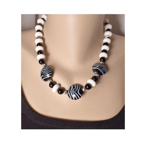 Collar de Resina de Alta Calidad Hecho a Mano, Joyería Premium con Colgante APEX ALIGN, Lindo Regalo, Proveedor y Exportador Mayorista de la India - Product Image 3