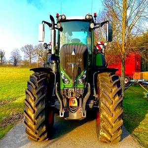 Tractor Fendt moderno con tecnología agrícola avanzada y motor potente para un trabajo productivo en el campo - Product Image 3