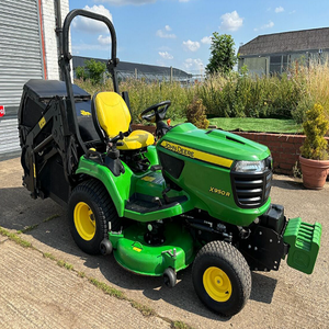Tondeuse autoportée puissante John Deere X950R conçue pour une coupe efficace de l'herbe, des soins professionnels des pelouses et une fiabilité garantie. - Product Image 5