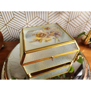 El marco metálico aporta un toque industrial discreto a su encanto lujoso, con un almacenamiento refinado que mejora tanto la organización como la decoración. - Product Image 4