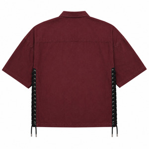 Chemise Y2K gothique en dentelle bordeaux pour homme, coupe oversize et carrée, manches courtes, avec empiècements latéraux, style streetwear, boutonnée, décontractée et audacieuse, vente en gros - Product Image 5