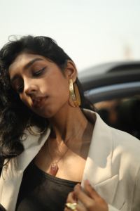 Pendientes de aro geométricos chapados en oro hechos a mano – Aros ovalados minimalistas para mujer - Product Image 2