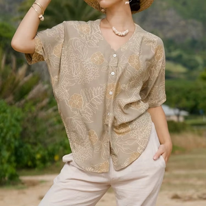 Chemise formelle à manches courtes boutonnée à col en V imprimé floral, confectionnée sur mesure en flanelle de nylon douce pour la peau, par un designer d'usine - Product Image 4