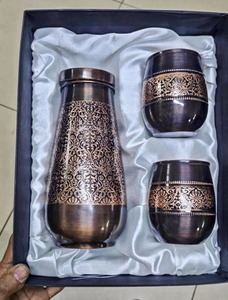 ชุดขวดน้ำทองแดงพรีเมียมรักษ์โลก ฝาปิดทรงกระบอกเรียว ลายดอกไม้สลัก งานแฮนด์เมดแบบดั้งเดิม - Product Image 1