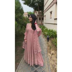 ชุดทำงานประดับเลื่อมสีชมพูอ่อนแบบดั้งเดิมผ้าจอร์เจีย - Product Image 5