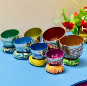 Juego de cuencos tibetanos de siete chakras de colores, con cojines y palillos de percusión, disponible a precios de mayorista. - Product Image 4