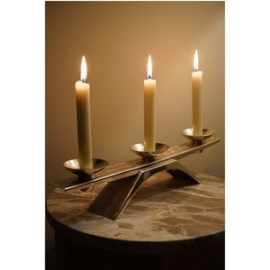 Candélabre architectural linéaire de style Mid-Century, 3 lumières, support de bougies en forme de pont cantilever avec coupelles concaves - Product Image 1