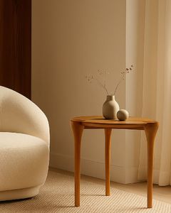 Table d'appoint en bois au fini classique, adaptée aux intérieurs contemporains et traditionnels - Product Image 1