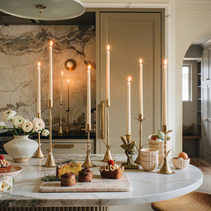 Très élégant trio de chandeliers en bronze forgé à la main, aux tiges texturées et organiques, avec des bases évasées, de hauteur graduée. - Product Image 6