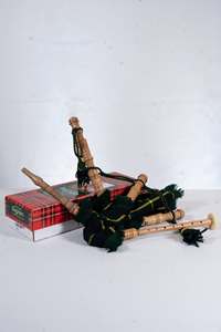 Baguettes écossaises jouables avec housse en tartan rouge et drones en bois pour la performance de musique traditionnelle - Product Image 4