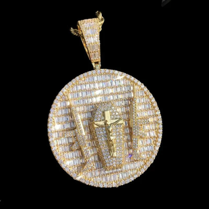 Pendentif Disque Croix Double Pistolet en Moissanite Argentée 55mm, Collier Hip Hop Tendance, Bijou de Luxe Doré, Cadeau en Moissanite Argentée - Product Image 2