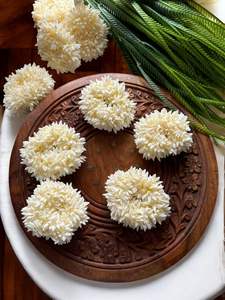 Pulsera de Gajra de Jazmín Artificial Hecha a Mano en India para Damas de Honor, Accesorios para el Cabello, Recuerdos para Bodas Mayun Haldi - Product Image 3