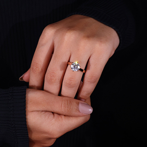 แหวนหมั้นเพชรโมอิสซาไนต์ทรงกลมหรูหรา ทองคำขาว 14K แหวนแต่งงานเรียบง่ายสำหรับผู้หญิง - Product Image 4