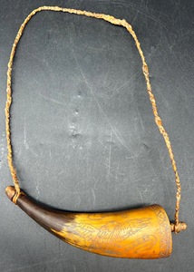 Cuerno de Búfalo Ecológico Hecho a Mano por ILAHI, Forma Natural, Color Natural, Correa de Cuero, Arte Folclórico, Rústico, Coleccionable - Product Image 6