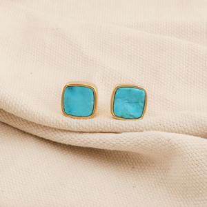 Pendientes de tuerca cuadrados con gema de turquesa azul natural en forma de cojín - Bañados en oro - Piedra de nacimiento de diciembre - Joyería hecha a mano - Product Image 4