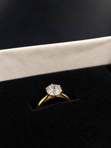Anillo de Compromiso y Boda Clásico de Plata de Ley 925 Chapado en Oro con Circonita Redonda de Corte Brillante para Mujer - Product Image 6