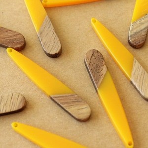 Pendentif de collier en bois massif et résine, fait main, avec breloque tendance, best-seller - Product Image 1