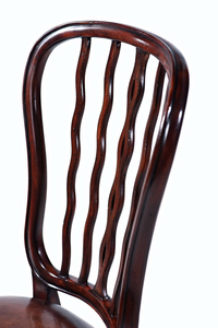 Chaise en bois de luxe finition antique avec dossier à motif ondulé et assise en cuir clouté - Product Image 4